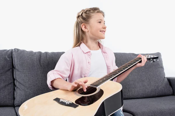 Girl practicing to play on guitar — Stock Photo, Image