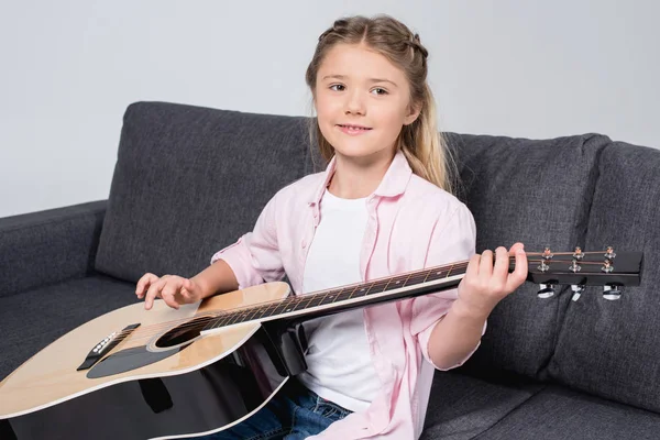 Gyakorló játszani a gitár lány — Stock Fotó