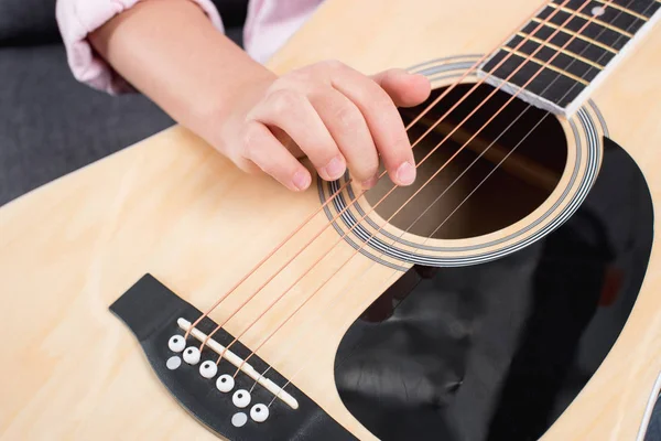 Menina praticando para jogar na guitarra — Fotografia de Stock