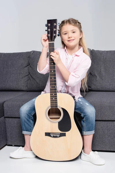 Flicka anläggning gitarr — Stockfoto