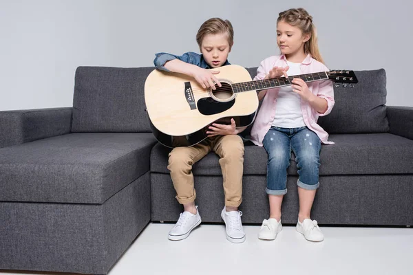 Syskon som spelar på gitarr tillsammans — Stockfoto