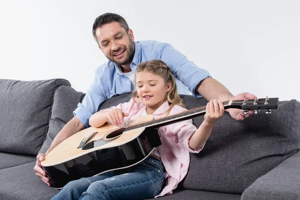 Vader en dochter spelen op gitaar — Gratis stockfoto