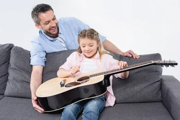 Vater mit Tochter spielt auf der Gitarre — kostenloses Stockfoto