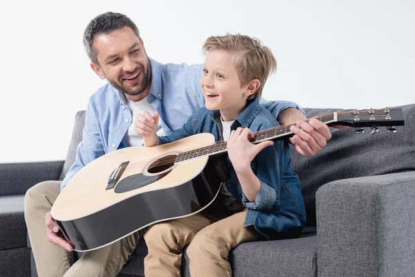 Baba ile oğlu gitar çalmaya — Stok fotoğraf