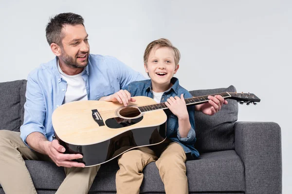 Père avec fils jouant à la guitare — Photo