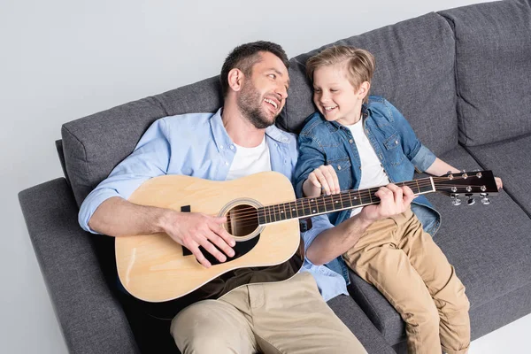 Far med son spela på gitarr 4 — Stockfoto