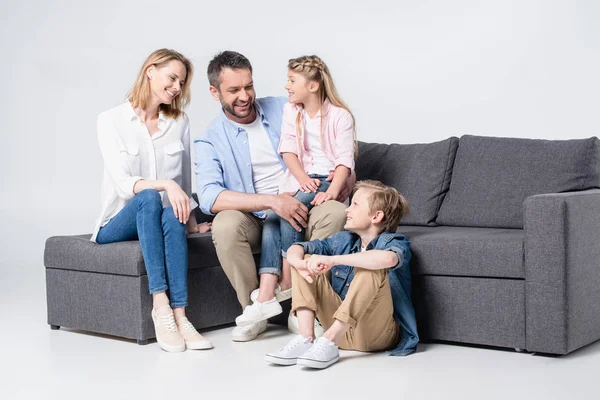 Familia feliz juntos — Foto de Stock