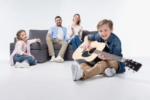 Met gitaar en gelukkige familie — Stockfoto