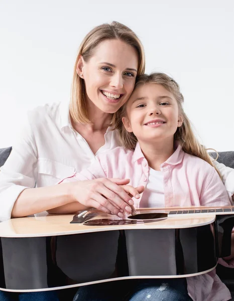 Moeder en dochter met gitaar — Stockfoto