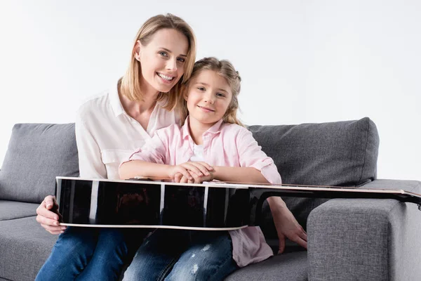 Matka a dcera s kytarou — Stock fotografie