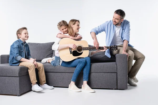 Met gitaar en gelukkige familie — Stockfoto