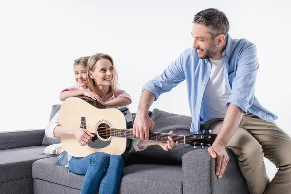 Família feliz com guitarra — Fotografia de Stock