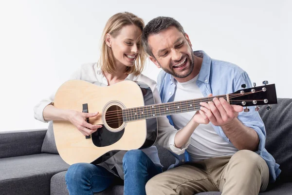Homme enseignement femme jouer de la guitare — Photo