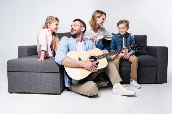 Man spelar gitarr — Stockfoto