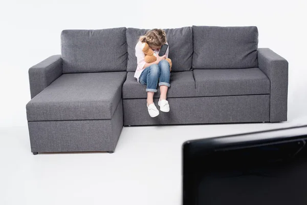 Scared girl with teddy bear — Stock Photo, Image