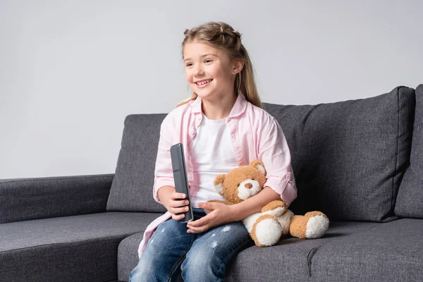 Menina feliz assistindo tv — Fotografia de Stock