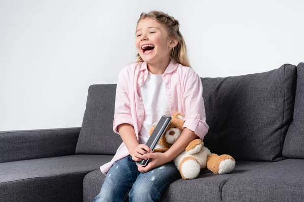 Счастливая девушка смотрит телевизор — стоковое фото