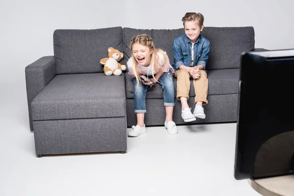 Happy kids watching tv — Stock Photo, Image