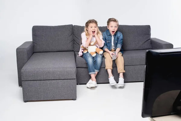 Scared children watching tv — Stock Photo, Image