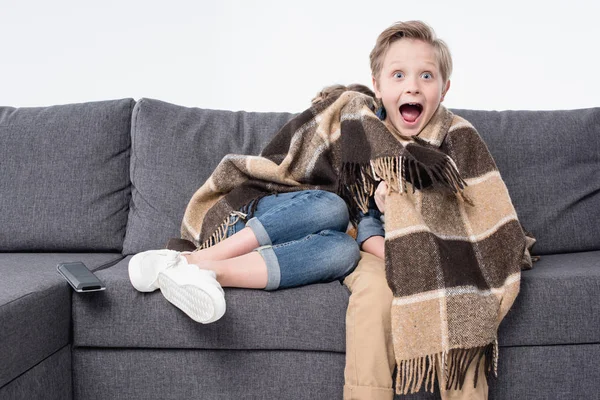 Rädd pojke tittar på tv — Stockfoto