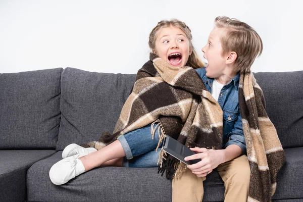 2 scared boy and girl — Stock Photo, Image