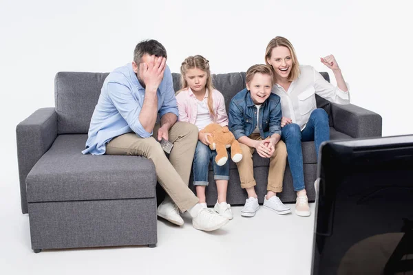 Сім'я сидить на дивані і дивитися телевізор — стокове фото