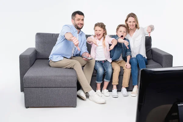 Familie zitten en tonen duim omlaag — Stockfoto