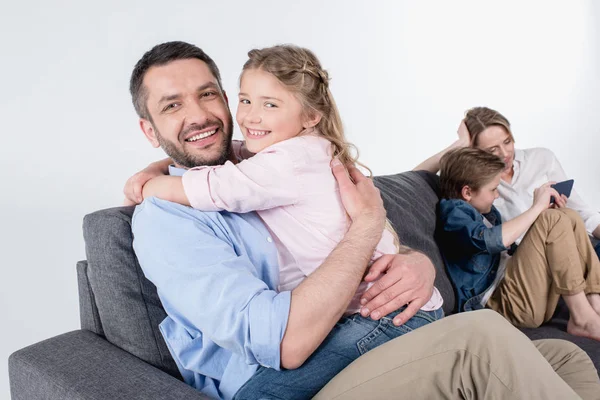 Pai com filha abraçando e olhando para a câmera — Fotografia de Stock