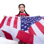 Menina asiática com bandeira americana