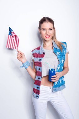 Amerikan bayrağı ile kız 