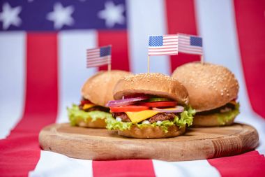 Amerikan bayrakları ile hamburger 