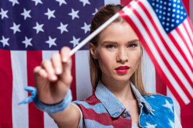 Amerikan bayrağı tutan kadın
