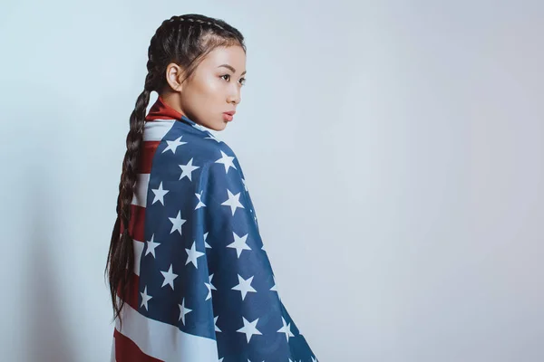 Ασιατικό κορίτσι με αμερικανική σημαία — Φωτογραφία Αρχείου