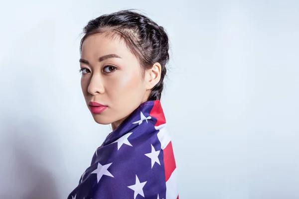Азиатка с американским флагом — стоковое фото