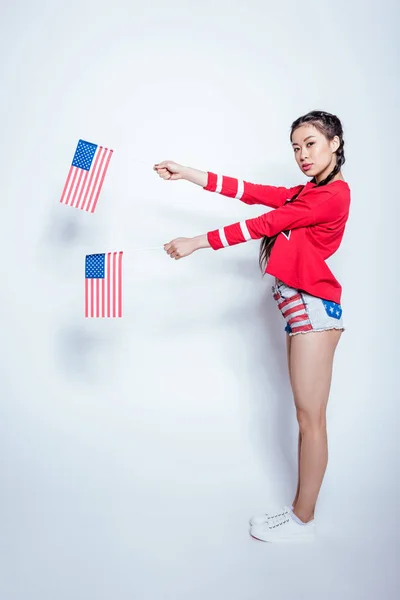 Κορίτσι με αμερικανικές σημαίες — Φωτογραφία Αρχείου