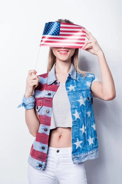 Menina com bandeira americana — Fotografia de Stock