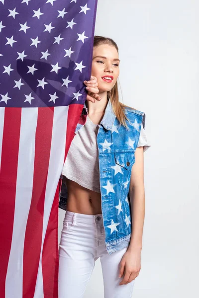 アメリカの国旗を持つ少女  — 無料ストックフォト