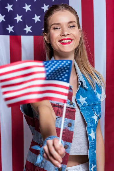 Ragazza con bandiere americane — Foto Stock