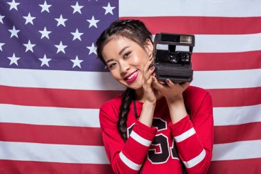 Kadın holding retro fotoğraf makinesi