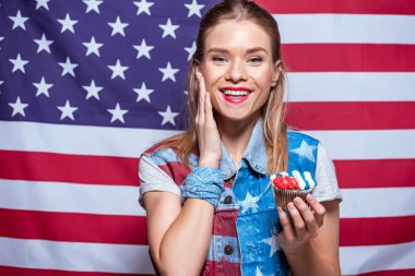 cupcake kadınla Amerikan bayrağı ile dekore edilmiştir.