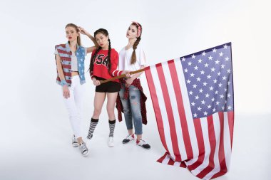 Amerikan bayrağı olan genç kadın