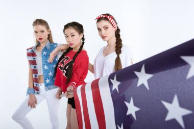 Amerikan bayrağı olan genç kadın
