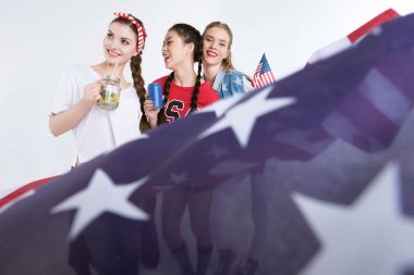 Amerikan bayrağı olan genç kadın