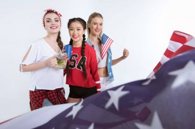 Amerikan bayrağı olan genç kadın
