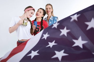 Amerikan bayrağı ile gülümseyen kız