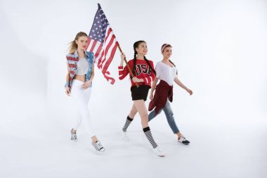 çok ırklı kız Amerikan bayrağı ile yürümek