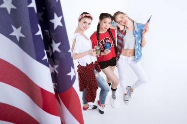 Amerikan bayrağı olan genç kadın