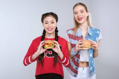 çok ırklı kızlar burger tutmak gülümseyen
