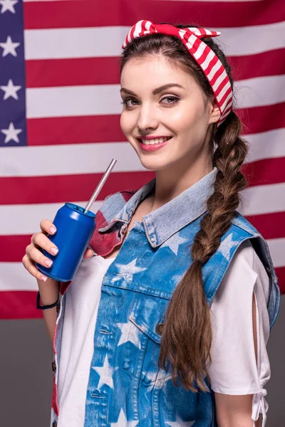 Woman holding drink — Stock Photo, Image