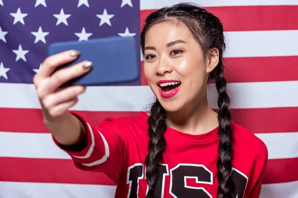 Smiling woman taking selfie — Stock Photo, Image